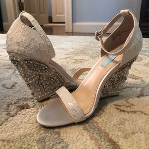 Blue by Betsey Johnson studded ivory wedge shoes size 8